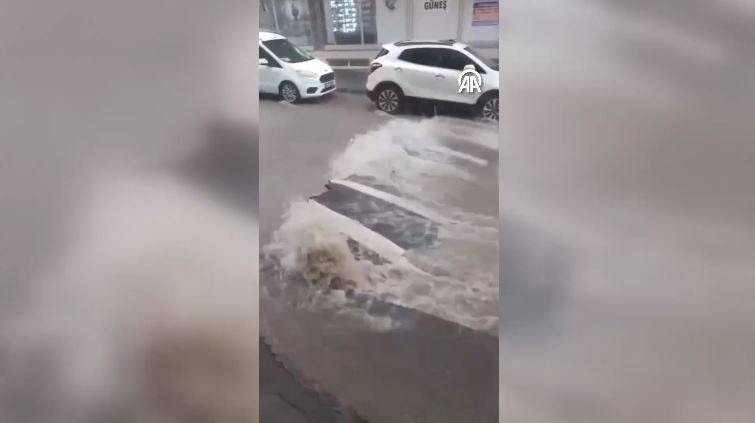 Bayburt'u sağanak vurdu! Cadde ve sokaklar göle döndü 24